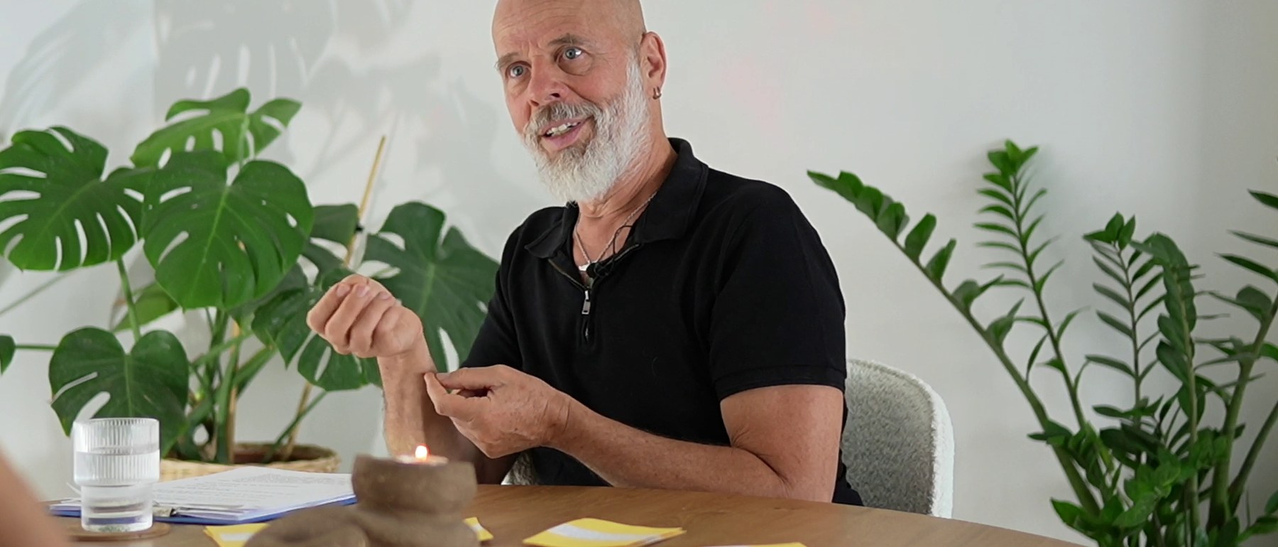 זהר וילסון ושי קלמנוביץ' יושבים ומדברים בראיון